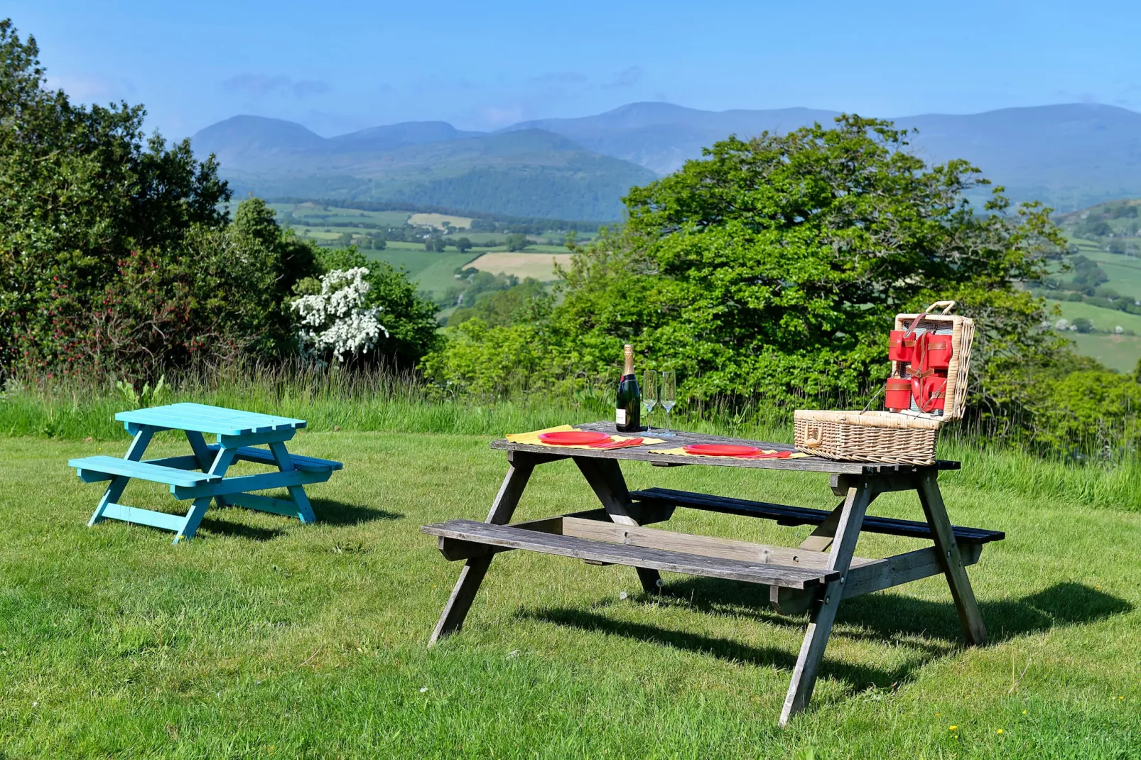 Red Kites Retreat-Gardens summer