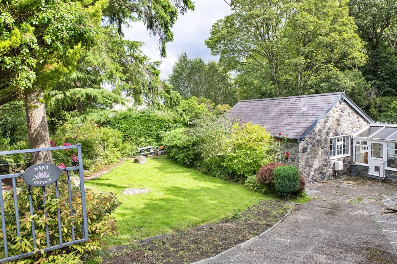 Nant Cottage-Gardens summer