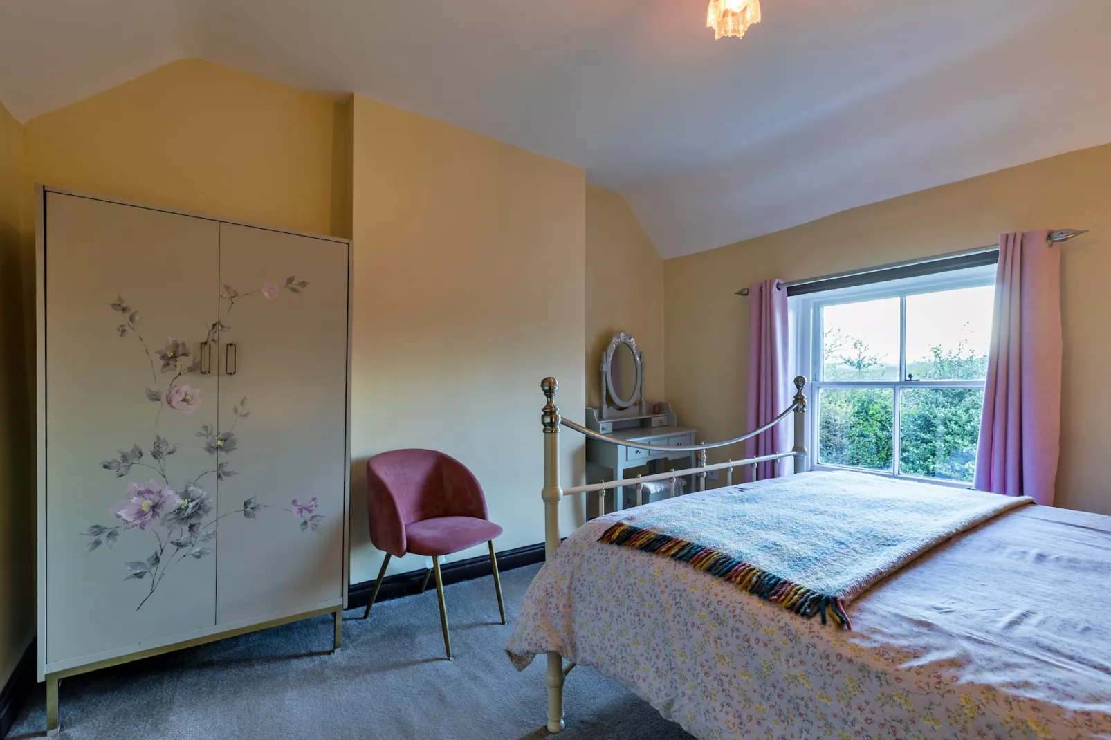 Spring Cottage-Bedroom