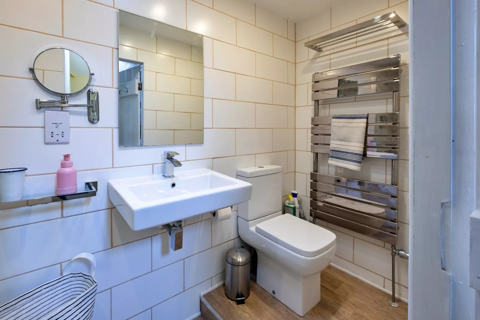 3 Elm Cottage-Bathroom