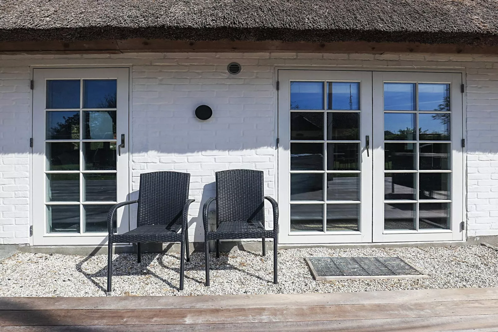 Idyllic Thatched Cottage Retreat-By Traum-View