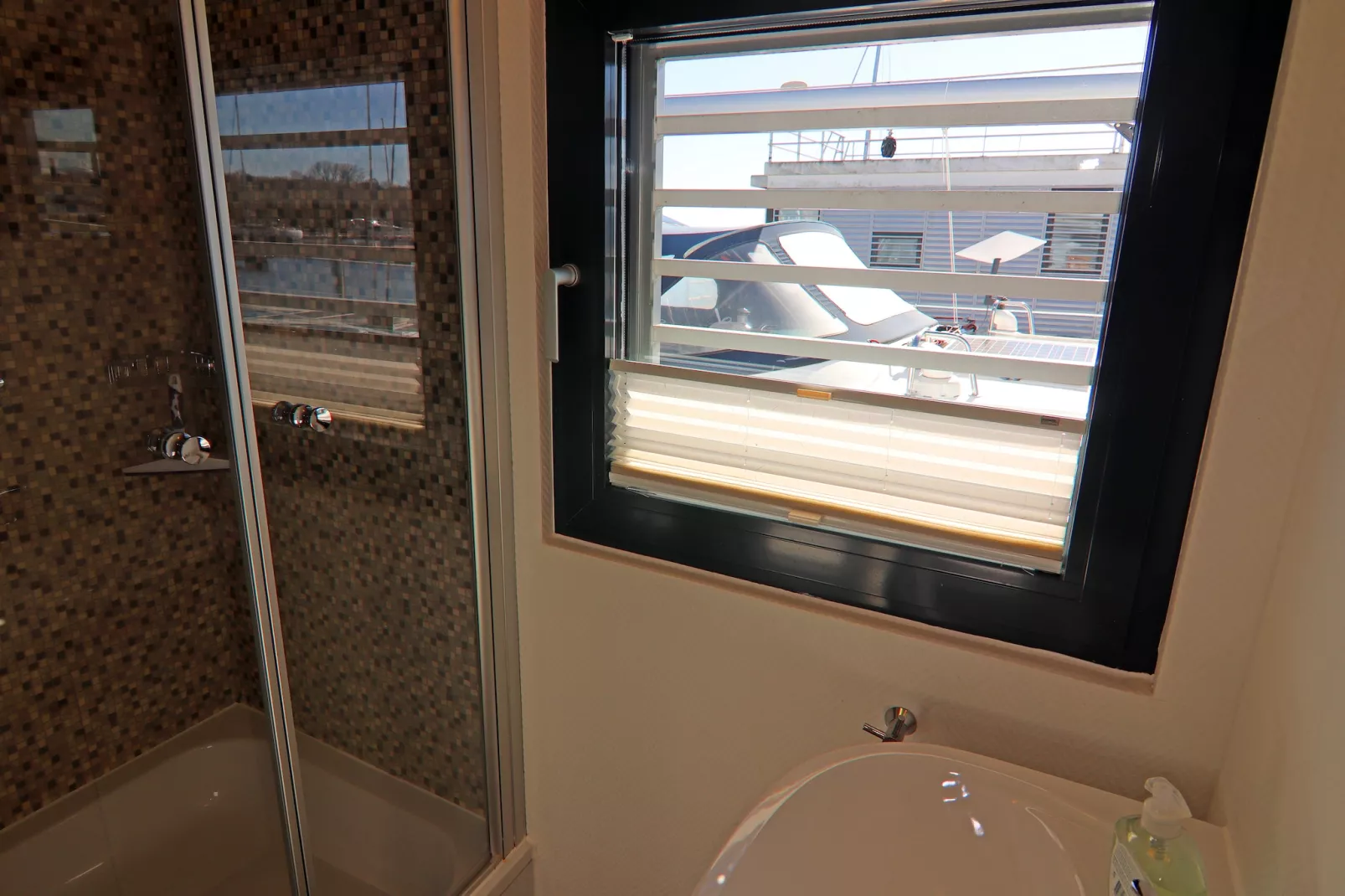 Hausboot Family & Friends LP2 / 1-2 Personen-Bathroom