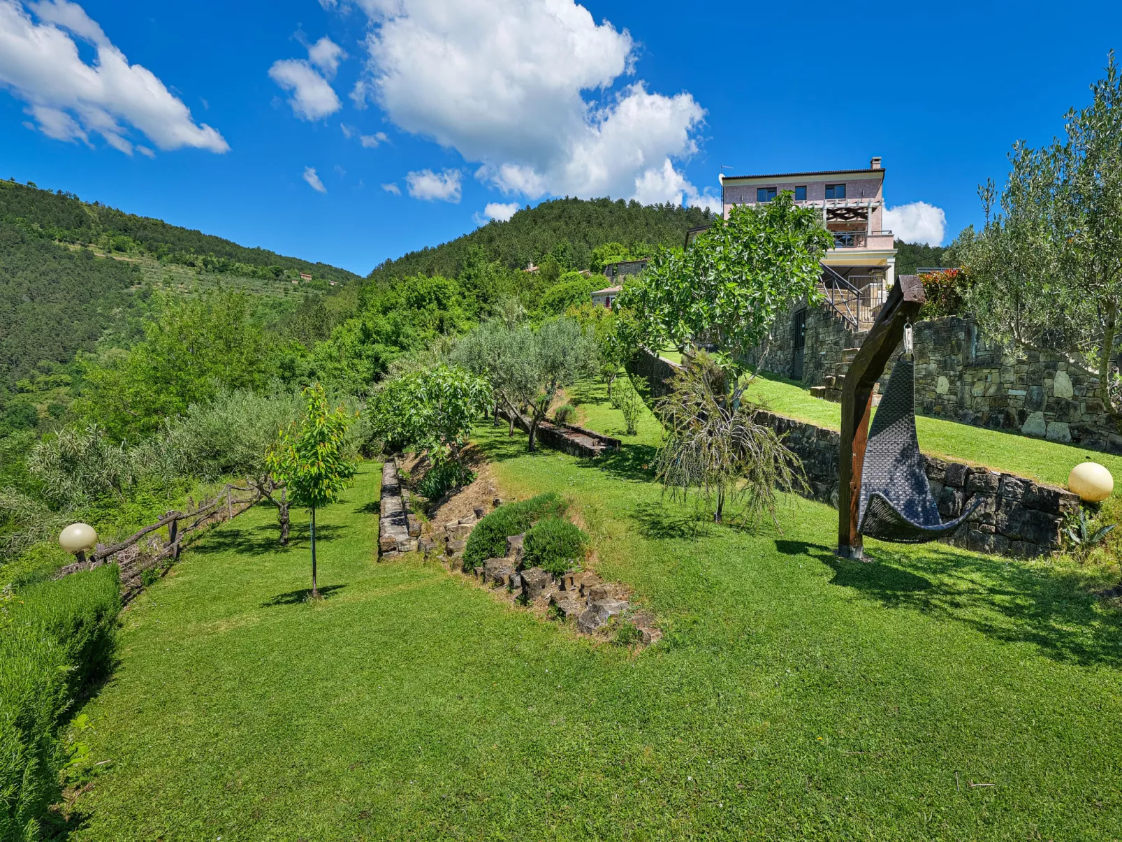 Villa Over the Hilltop-Draußen