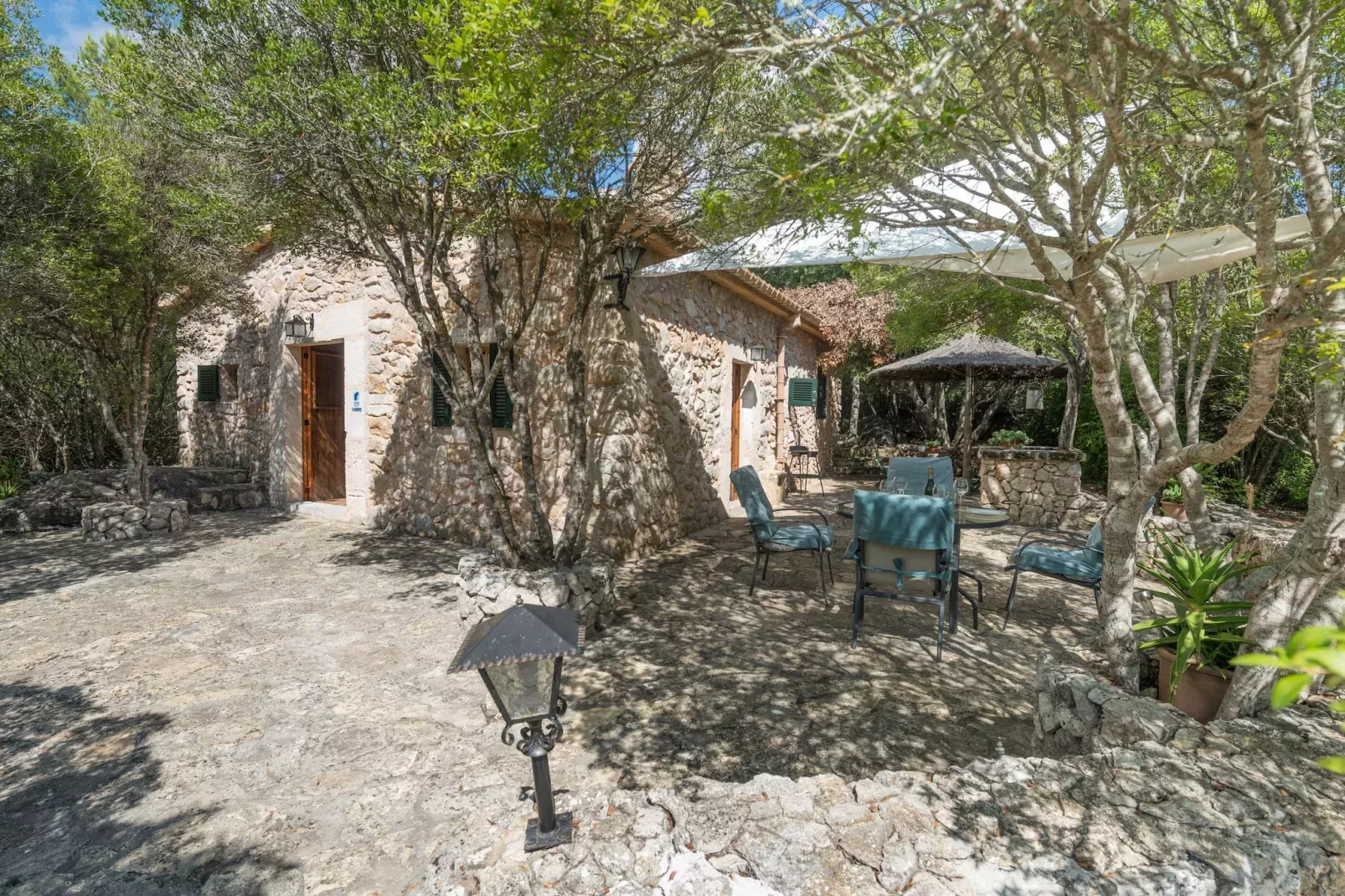 Casa De Piedra - Exterior in summer