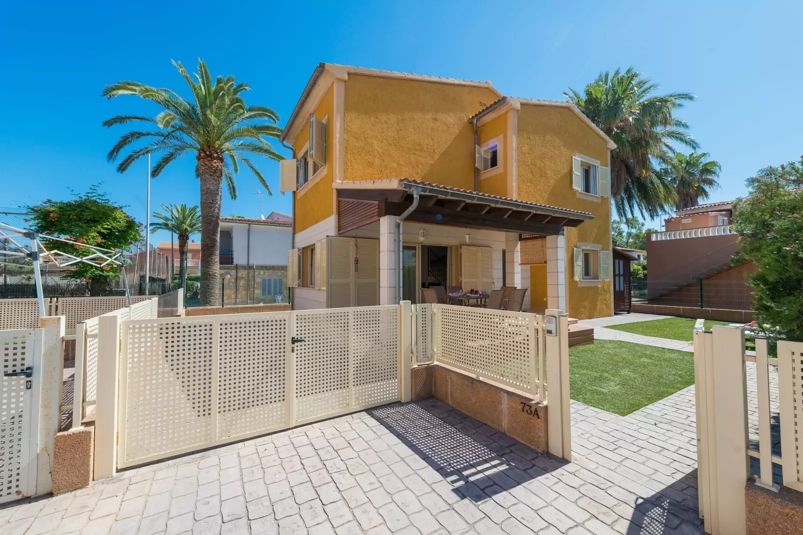 Pereta - Exterior in summer