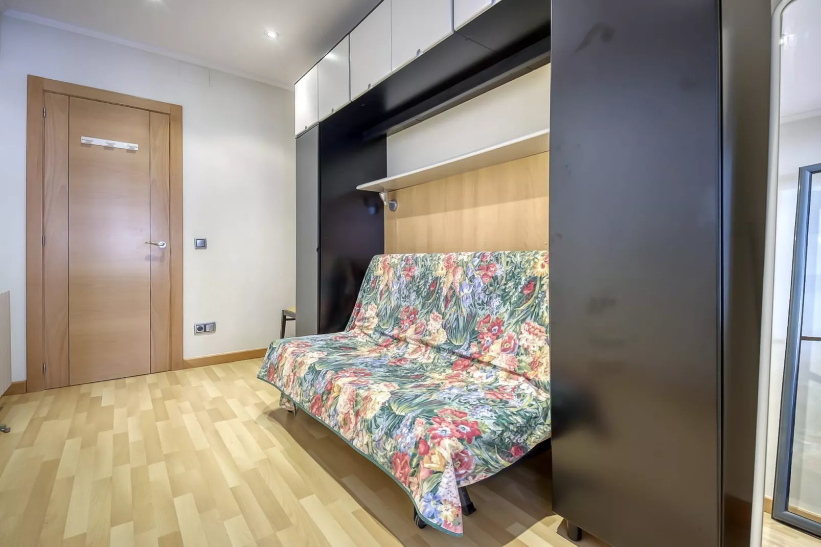 P.C. MESTRAL 1  1 Roses-Bedroom