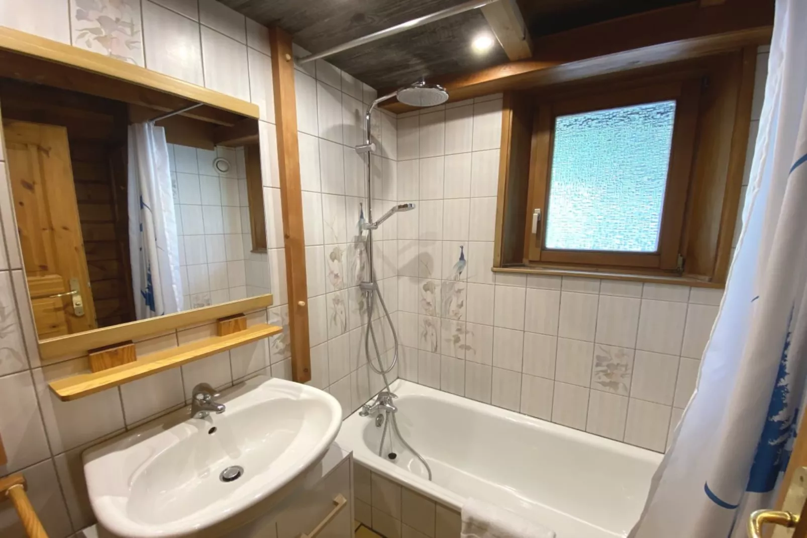 LE RENARD  Chalet en bois au calme-Bathroom