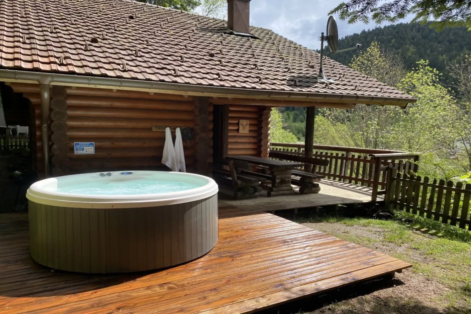 LE GRAND CERF  Chalet en rondins avec SPA Jacuzzi-Außenbereich