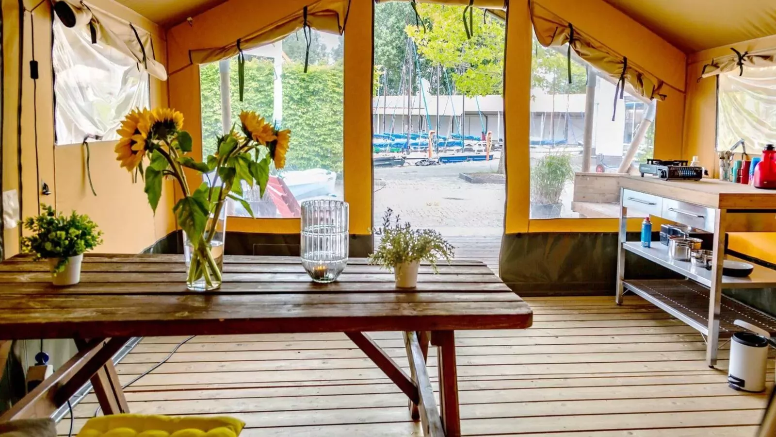Safaritent in Heeg-Indoor
