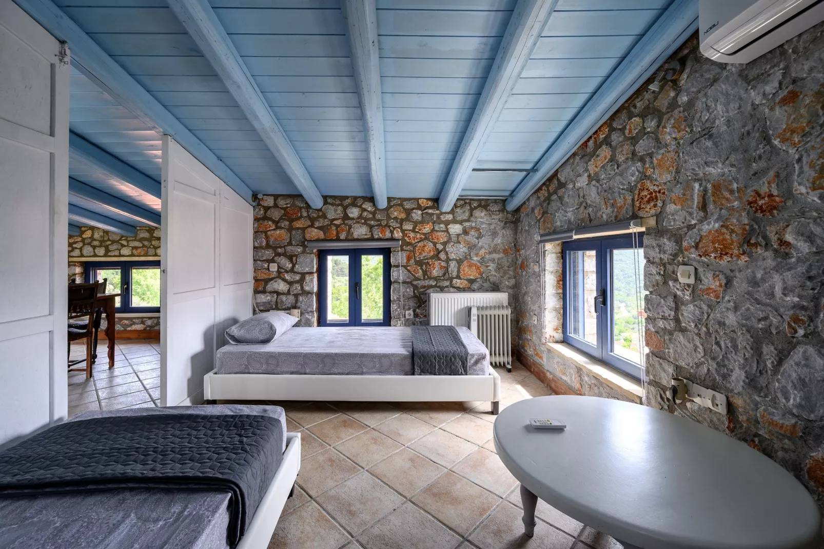 Rozare-Bedroom