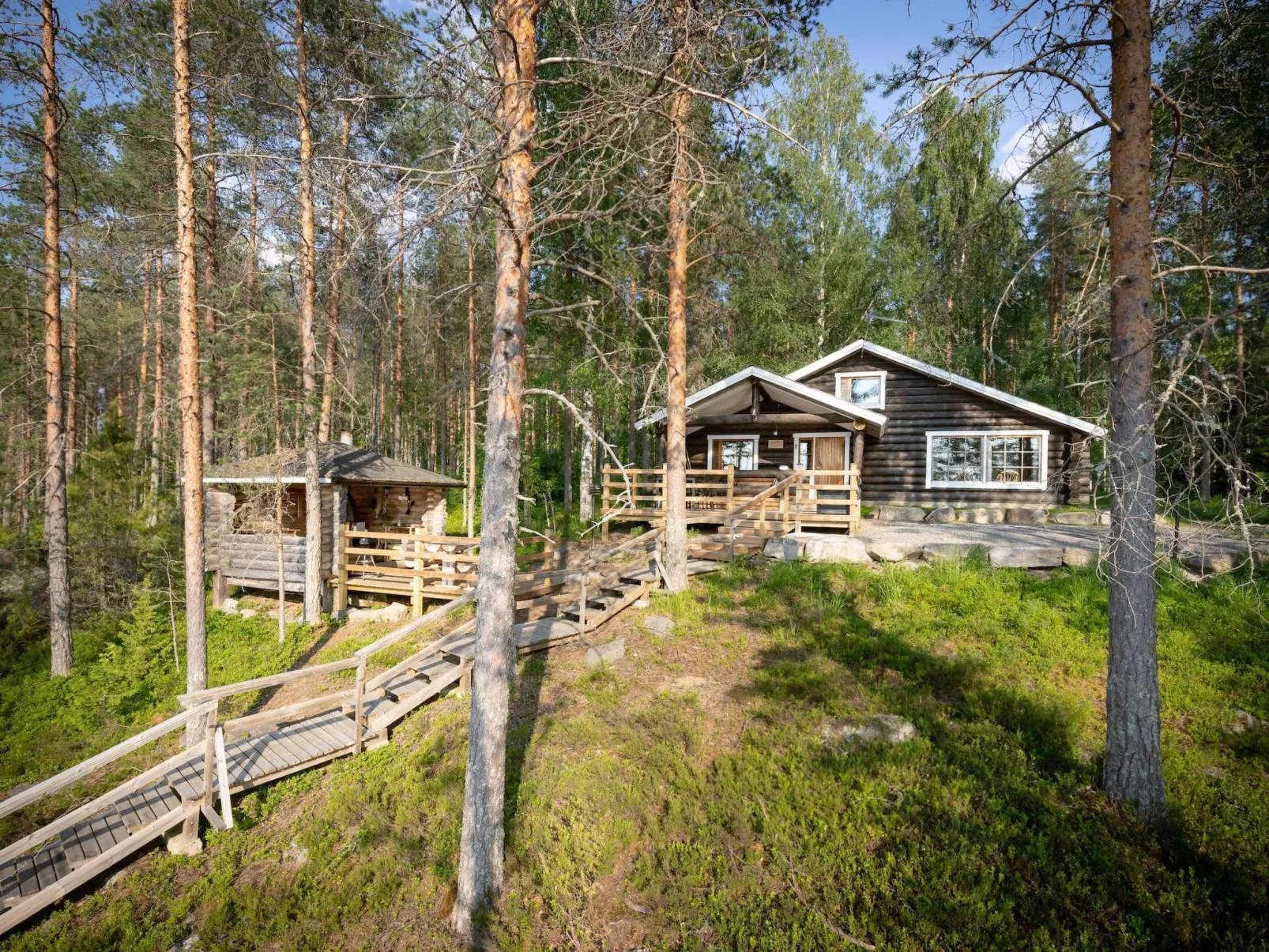 Kalliomökki-Drinnen