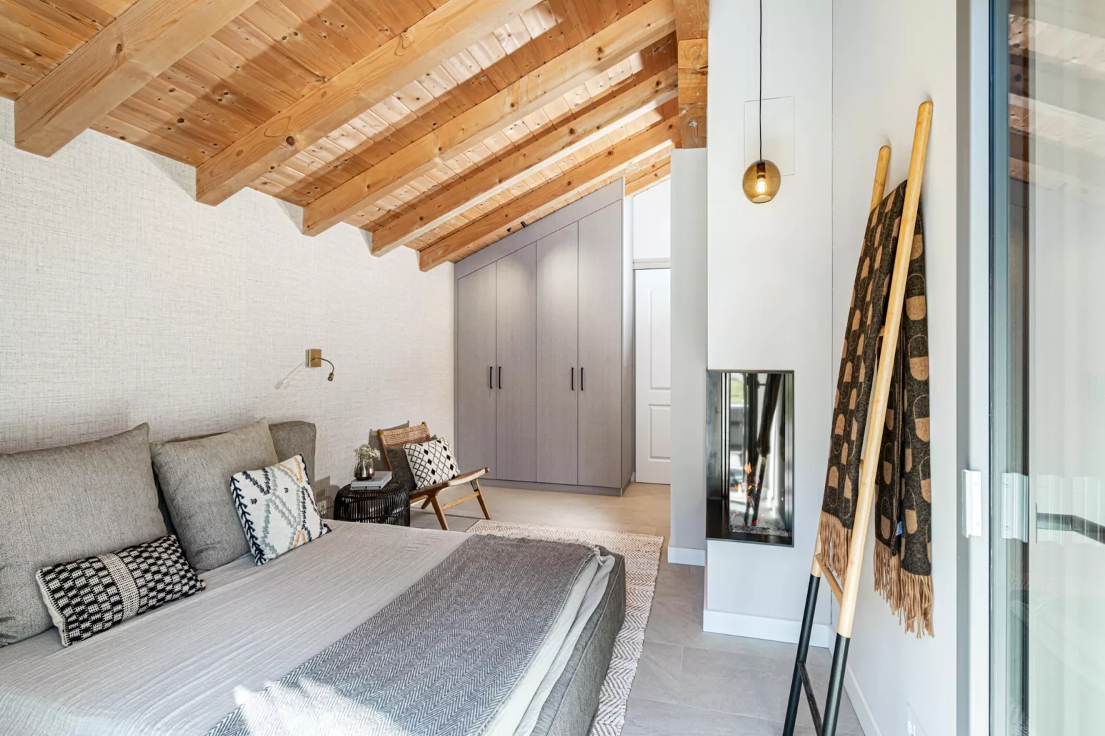 Mountain Retreat B-Bedroom