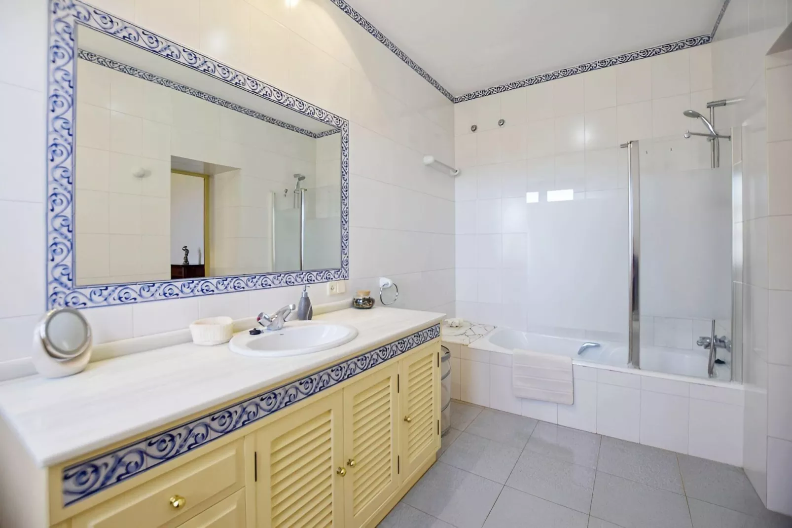 Son Granada-Bathroom