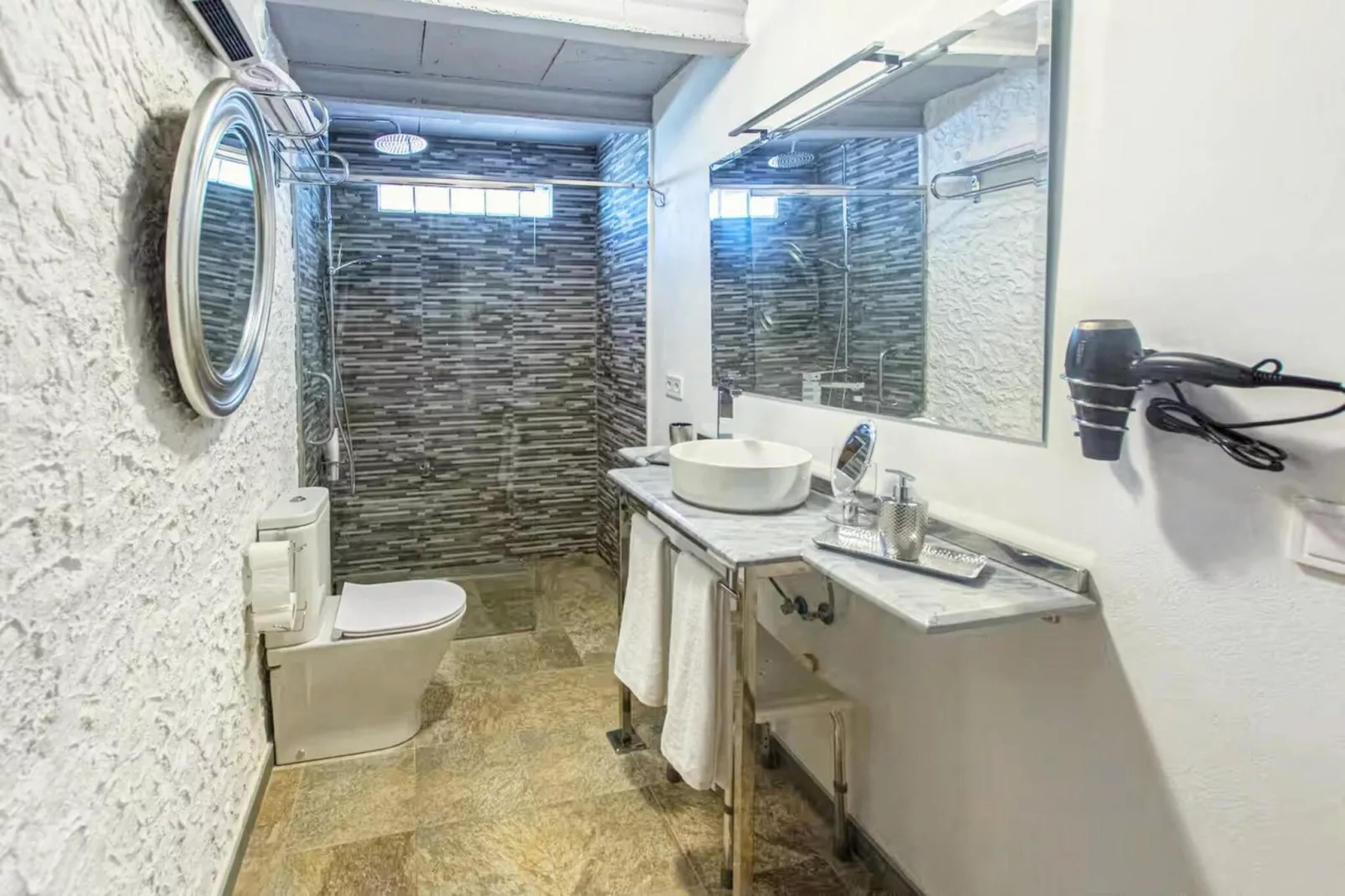 Caseta-Bathroom