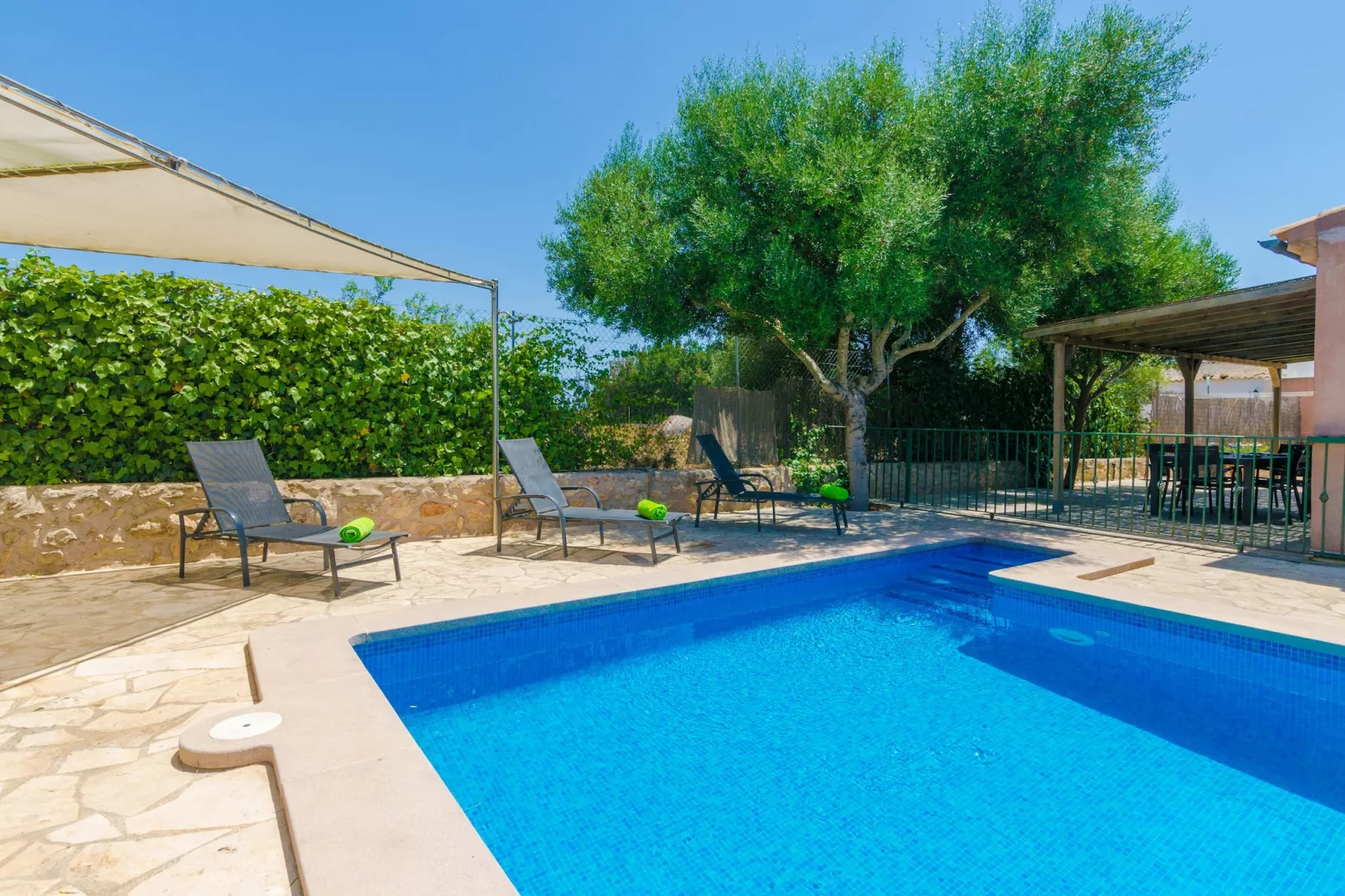 Son Frau-Pool