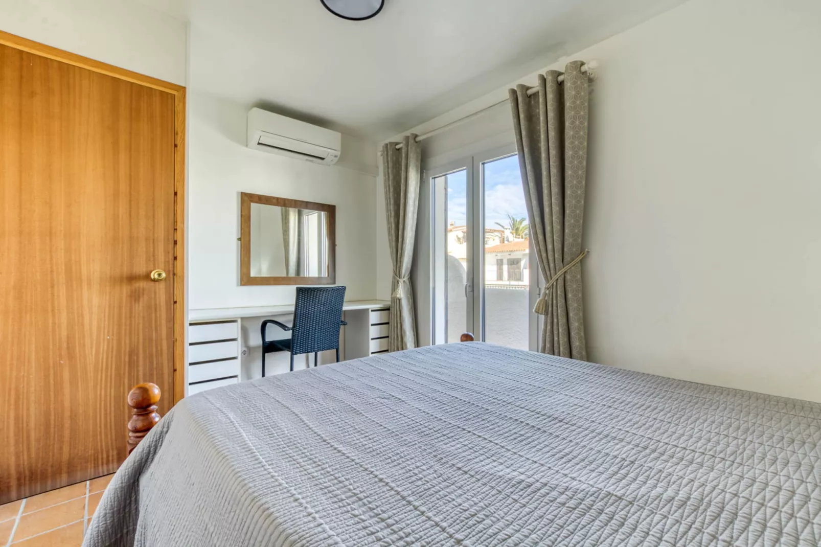 ISLA CARTAGO 49 Empuriabrava-Bedroom