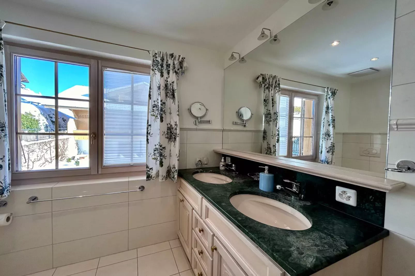 Marvelous Luxurious Furnished Flat with Outstanding Views-Bathroom