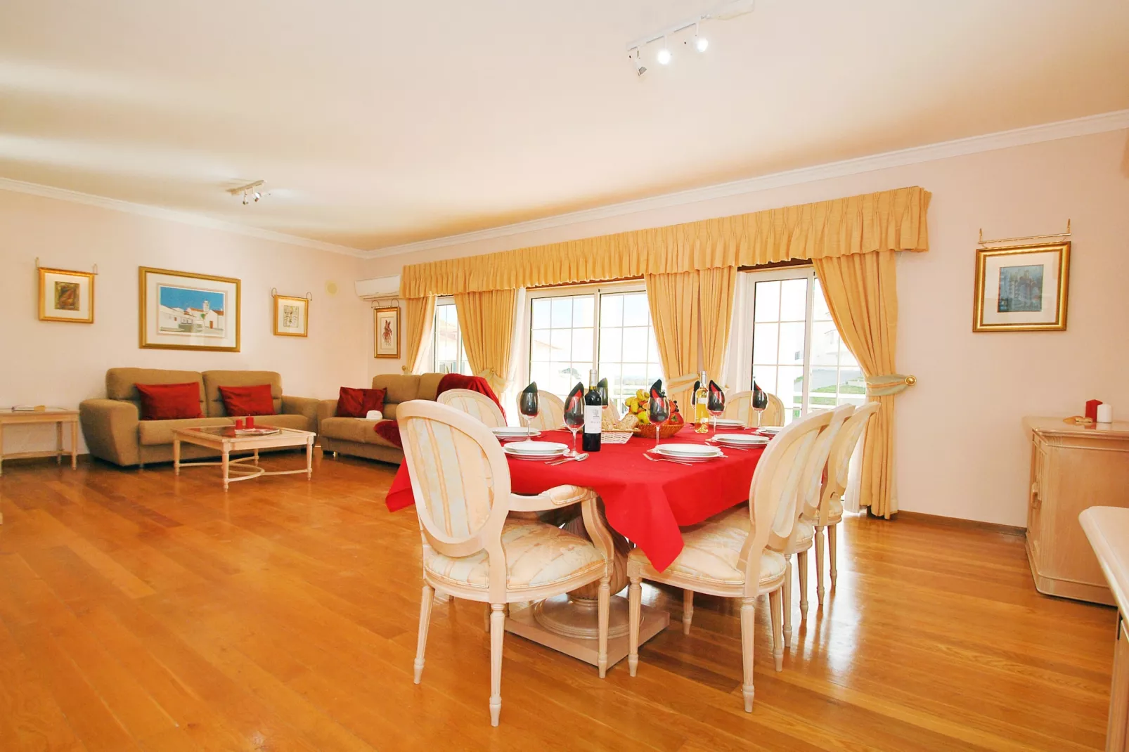 Villa Nespereira-Dining room