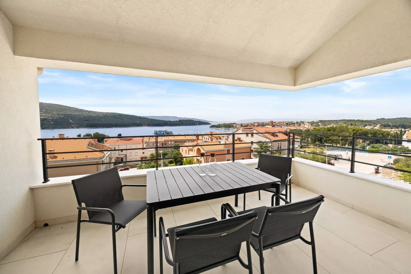 Enchanting Summer Apartment-Terrassenbalkon