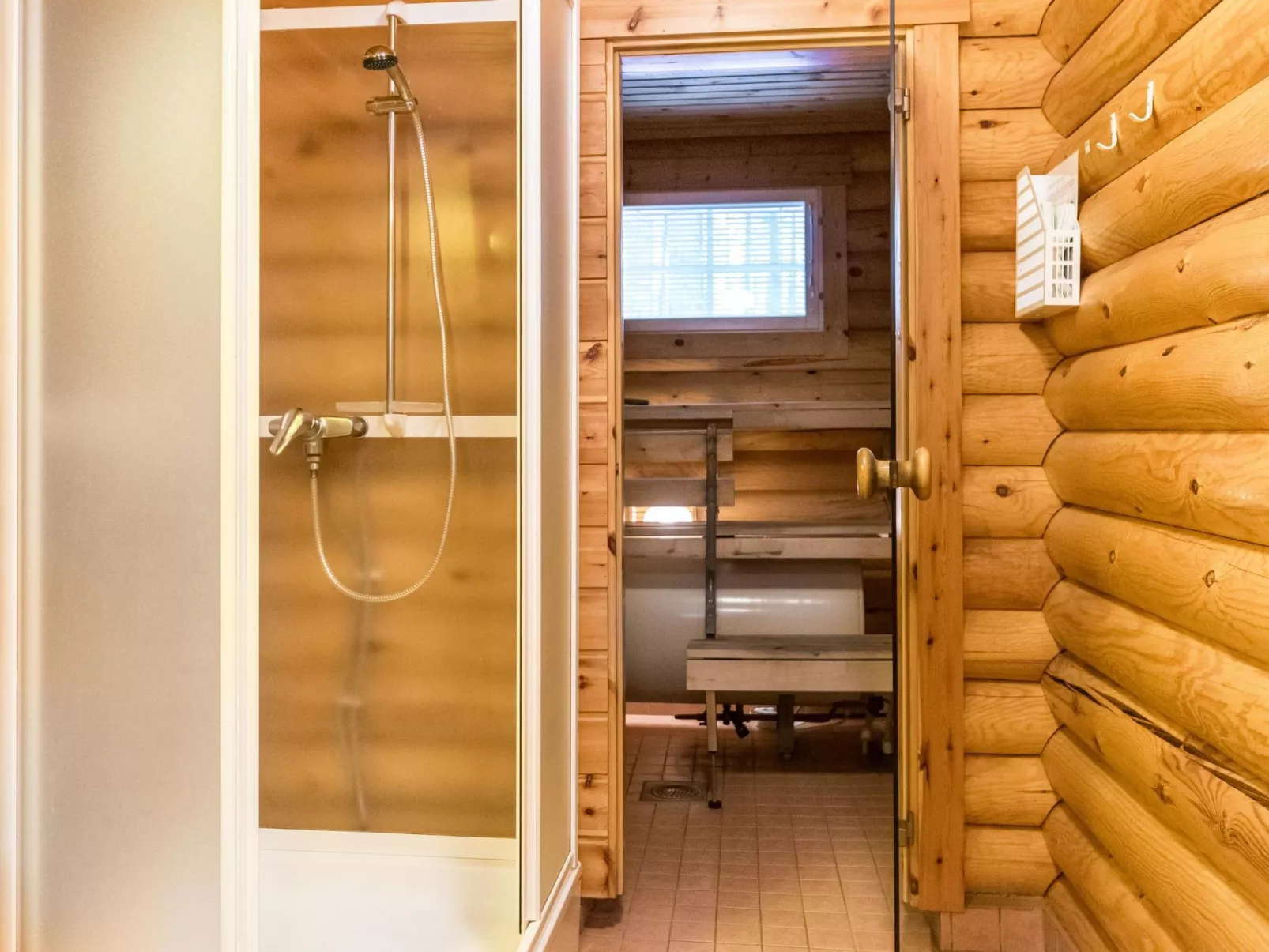 Kilpolan orvokki, pauliina ja karoliina-Inside