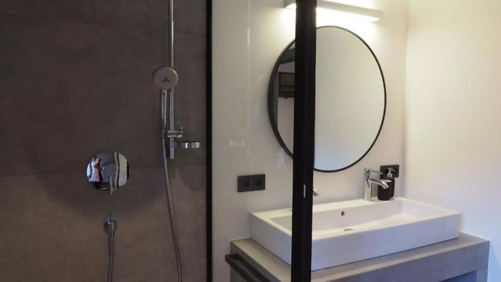 Leni Top 3-Bathroom