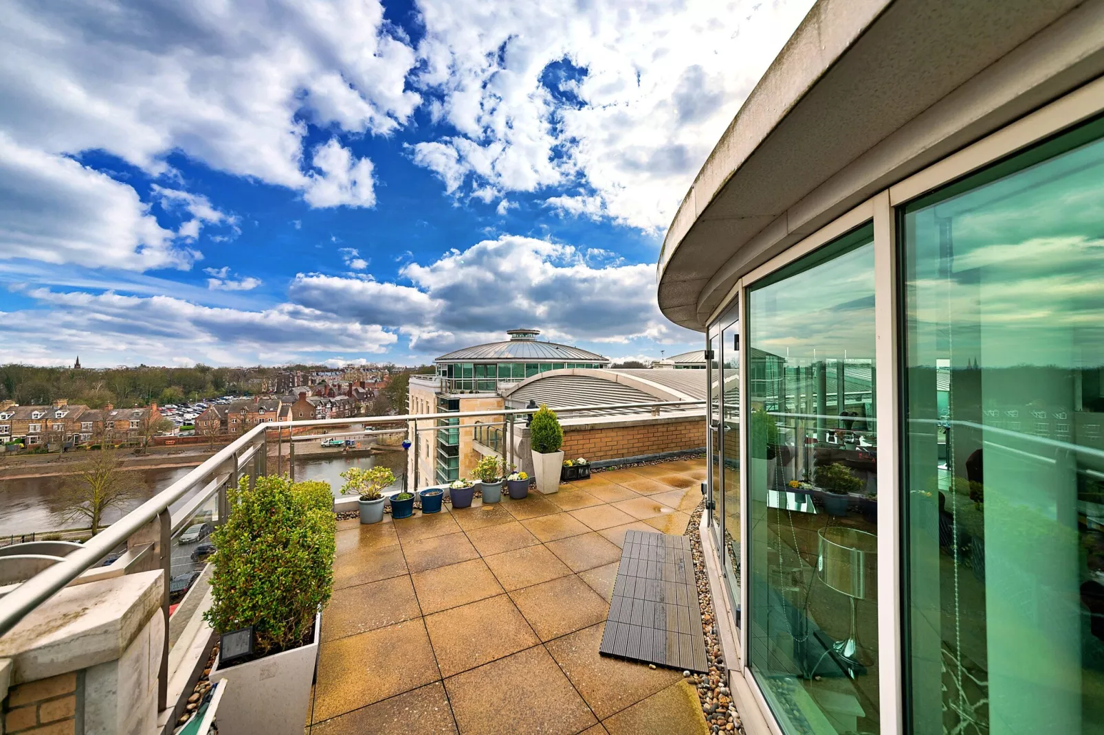 The Penthouse at 611 Westgate-Outdoor