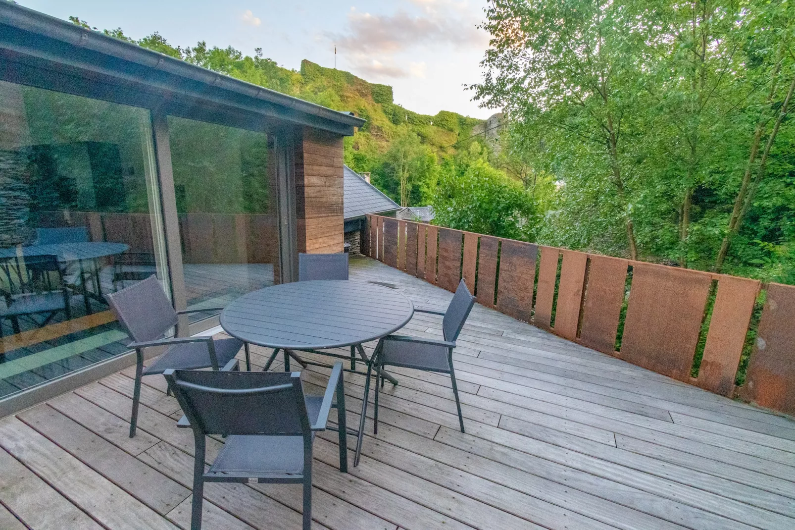 The Cave-Balcon-terrasse