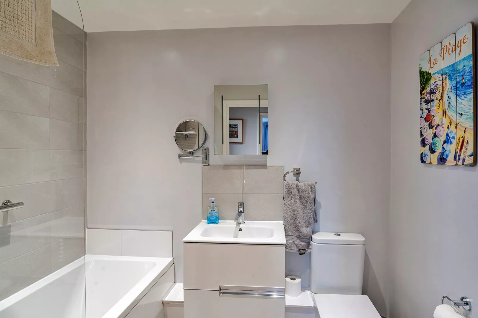 Number 10, Montpellier Apartments-Bathroom