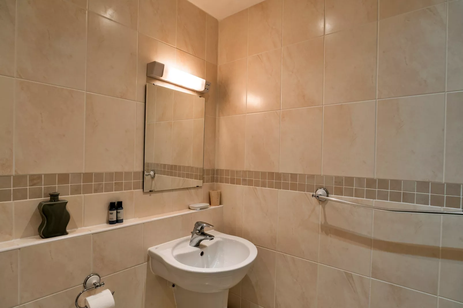 25 The Waves-Bathroom