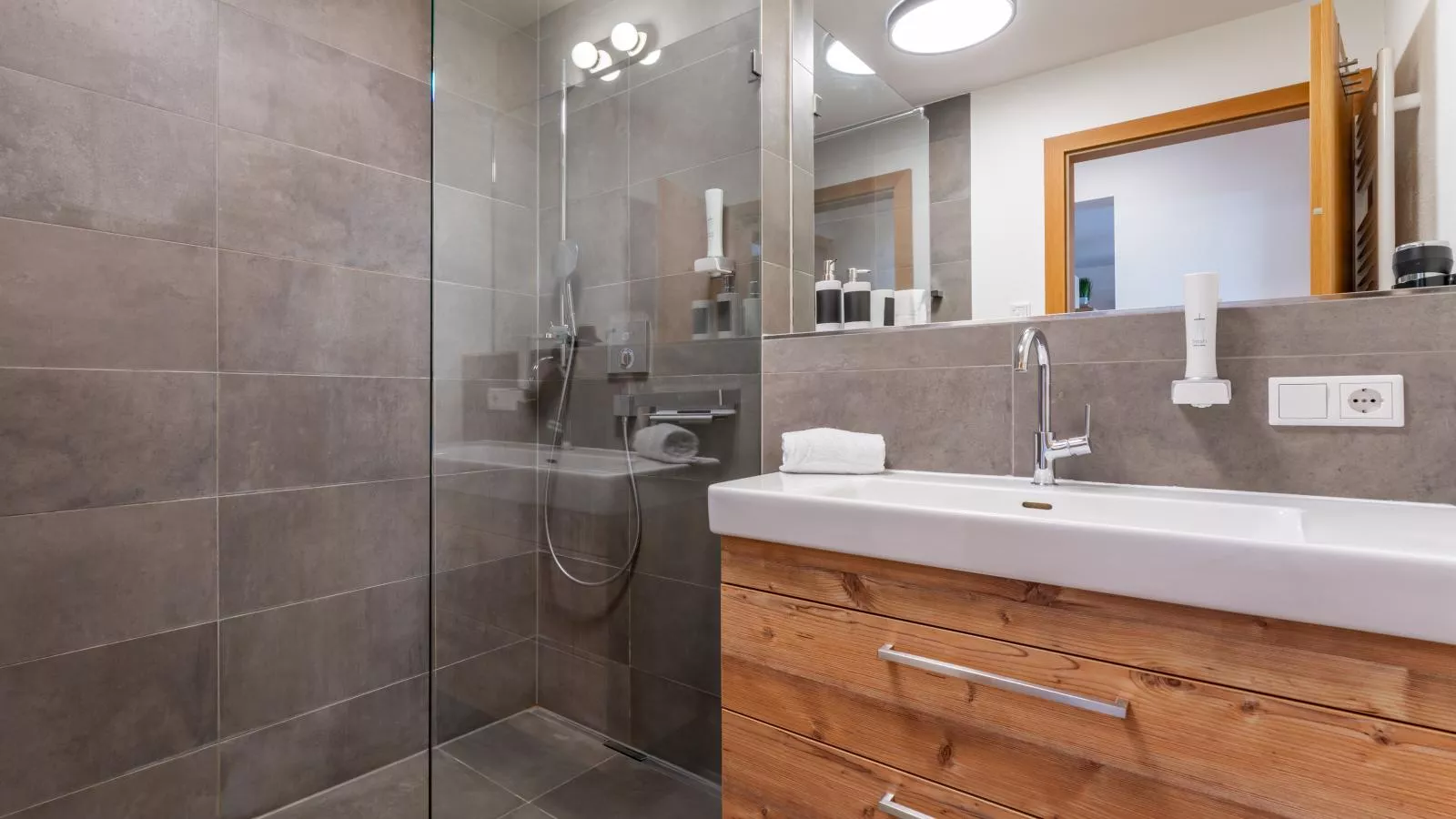 Tauern Suites Mitterwirt TOP 213-Badezimmer