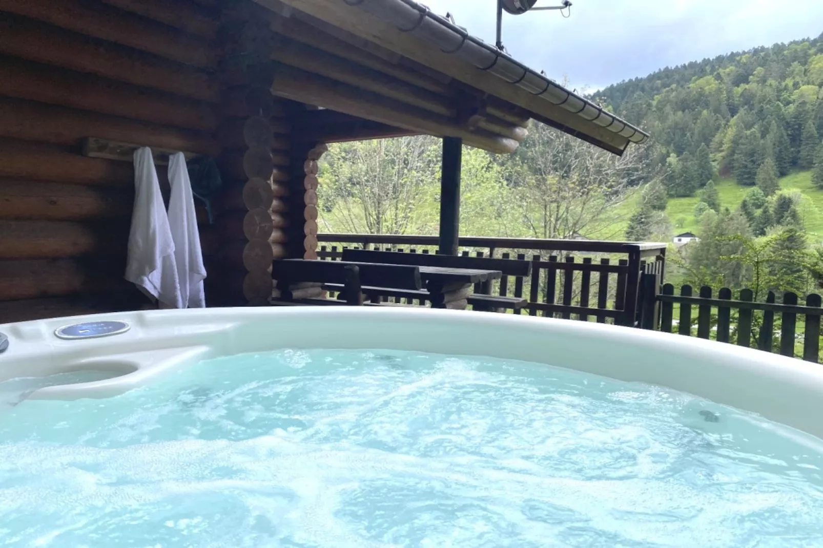 LE GRAND CERF  Chalet en rondins avec SPA Jacuzzi-Außenbereich