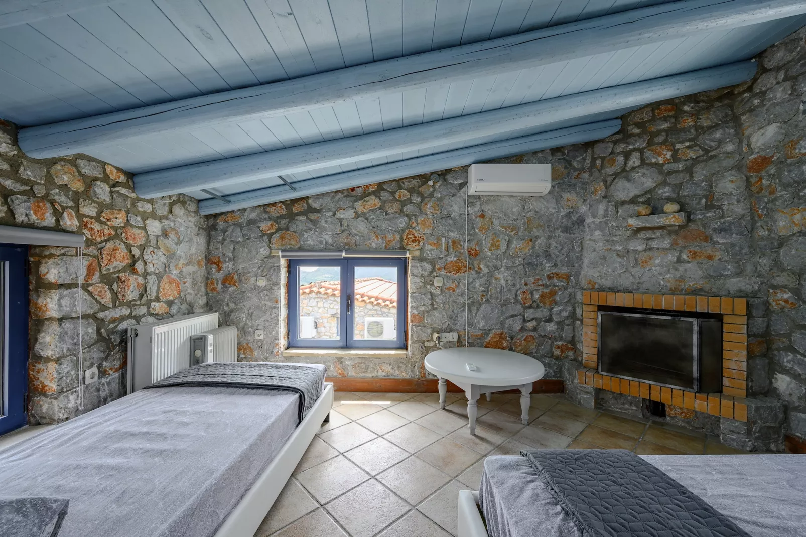 Rozare-Bedroom