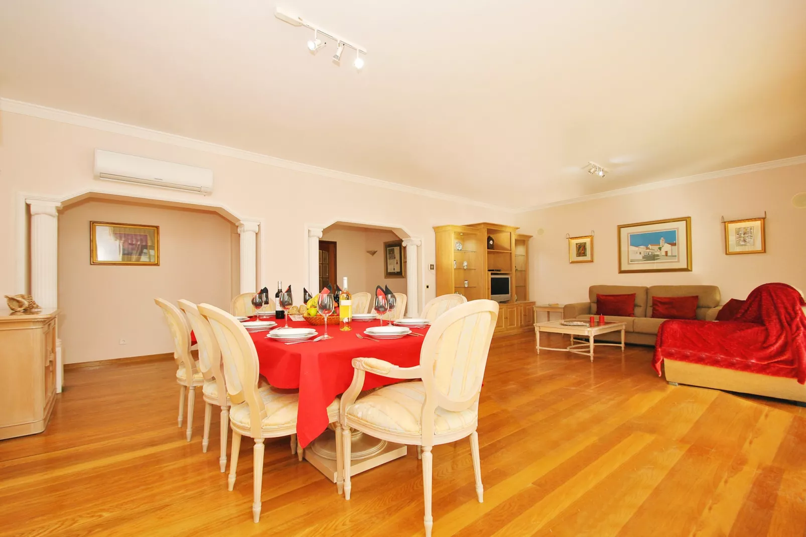Villa Nespereira-Dining room