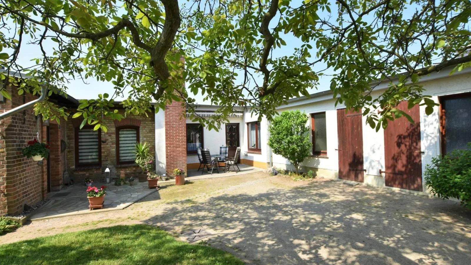 Hecht-Exterior summer
