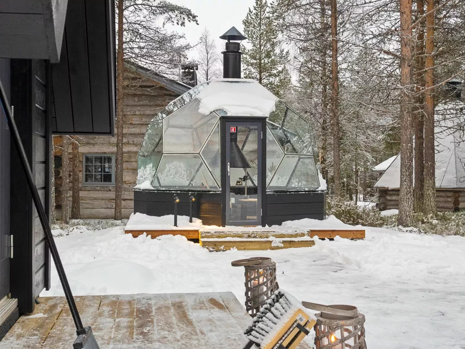 Samruam b aurora cabin-Outside