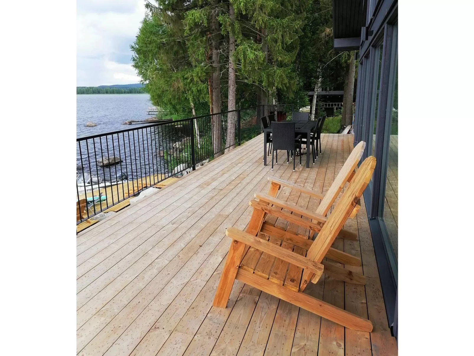 Lakeside villa-Outside