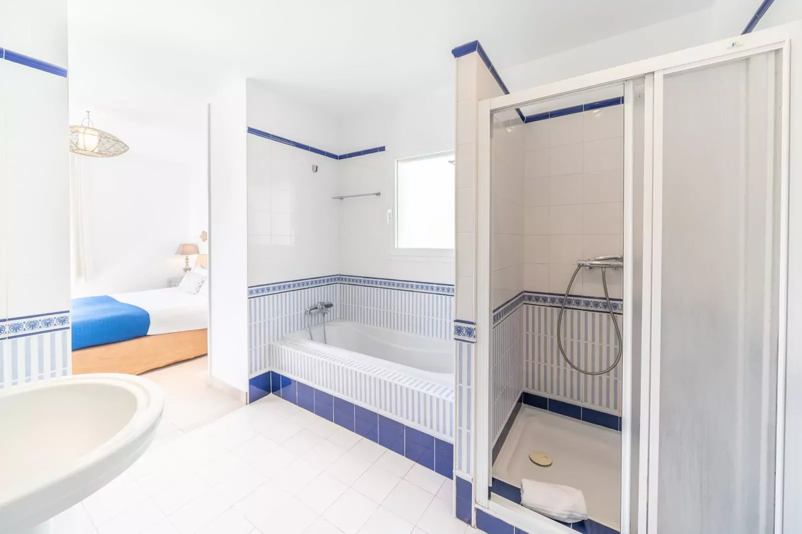 Isabelle-Bathroom