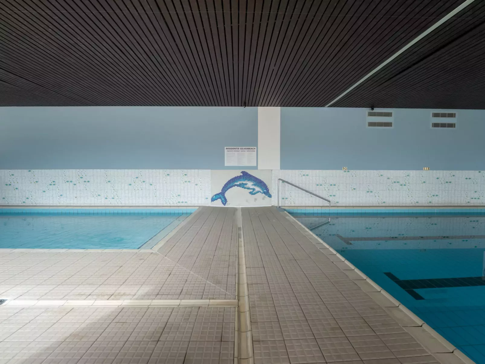 Cosy @ the beach studio with pool-Inside