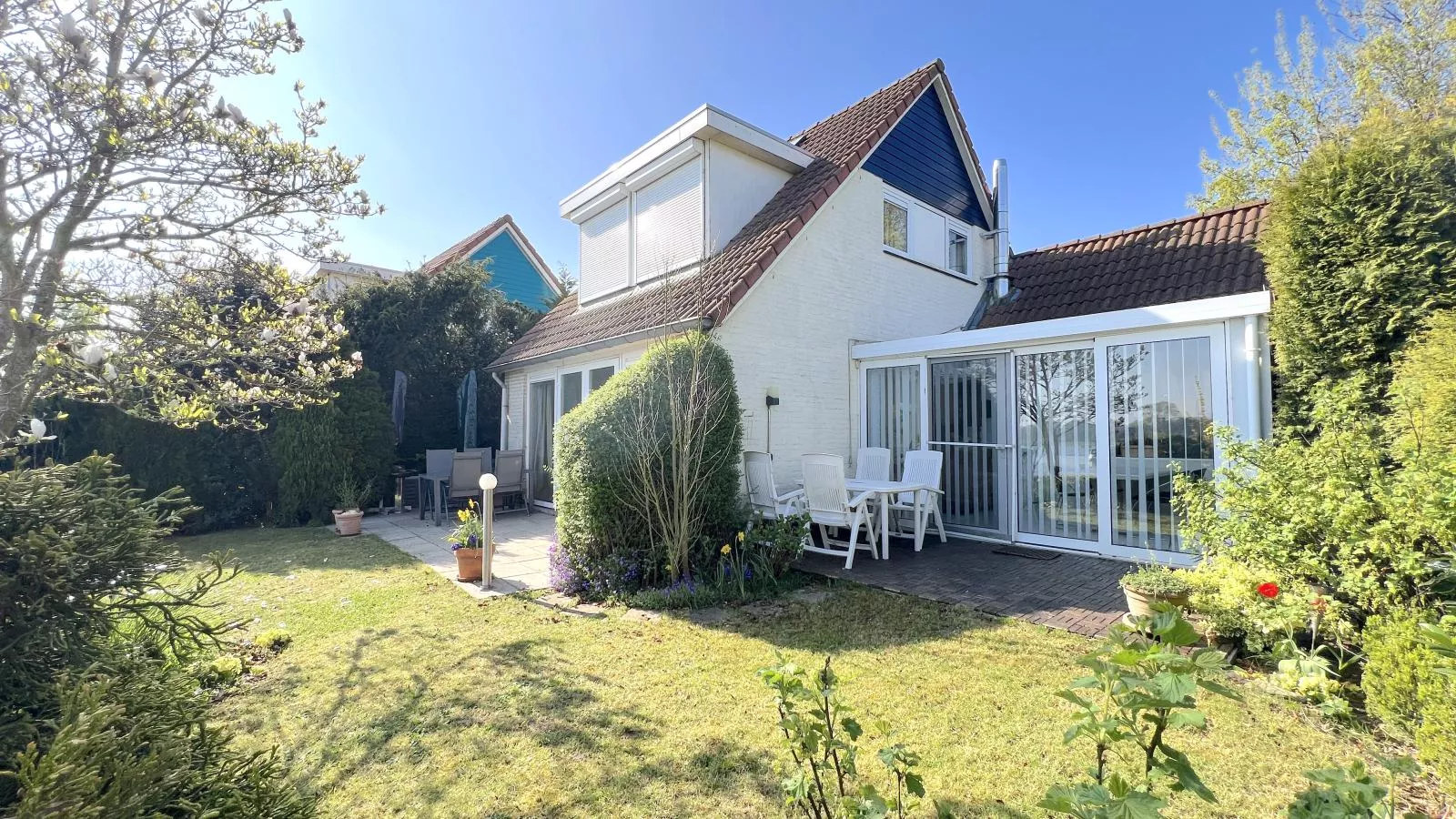 Aan de oever-Exterior summer