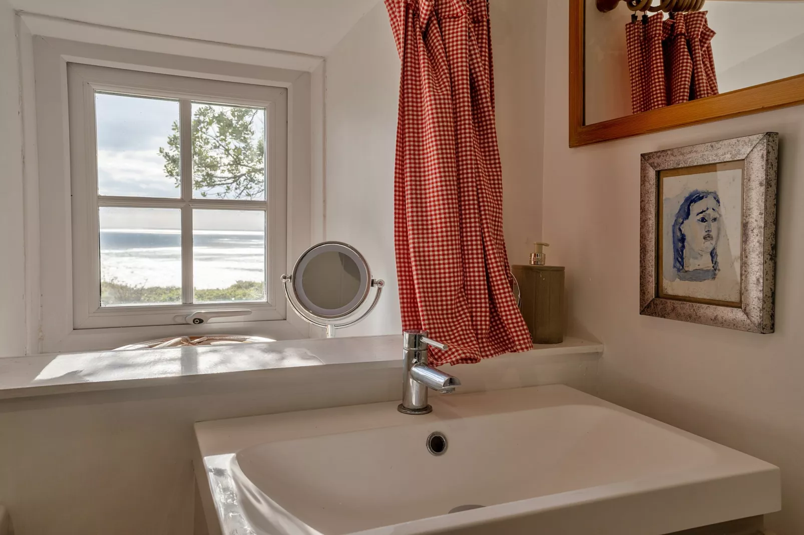 Lesceave Cottage-Bathroom