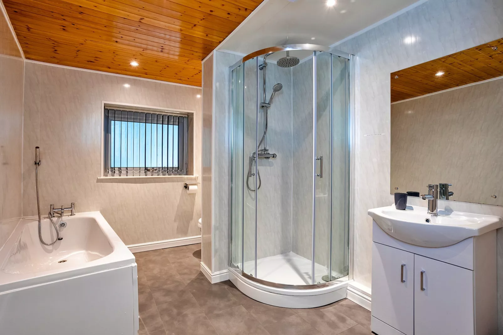 Woodstock Lodge-Bathroom