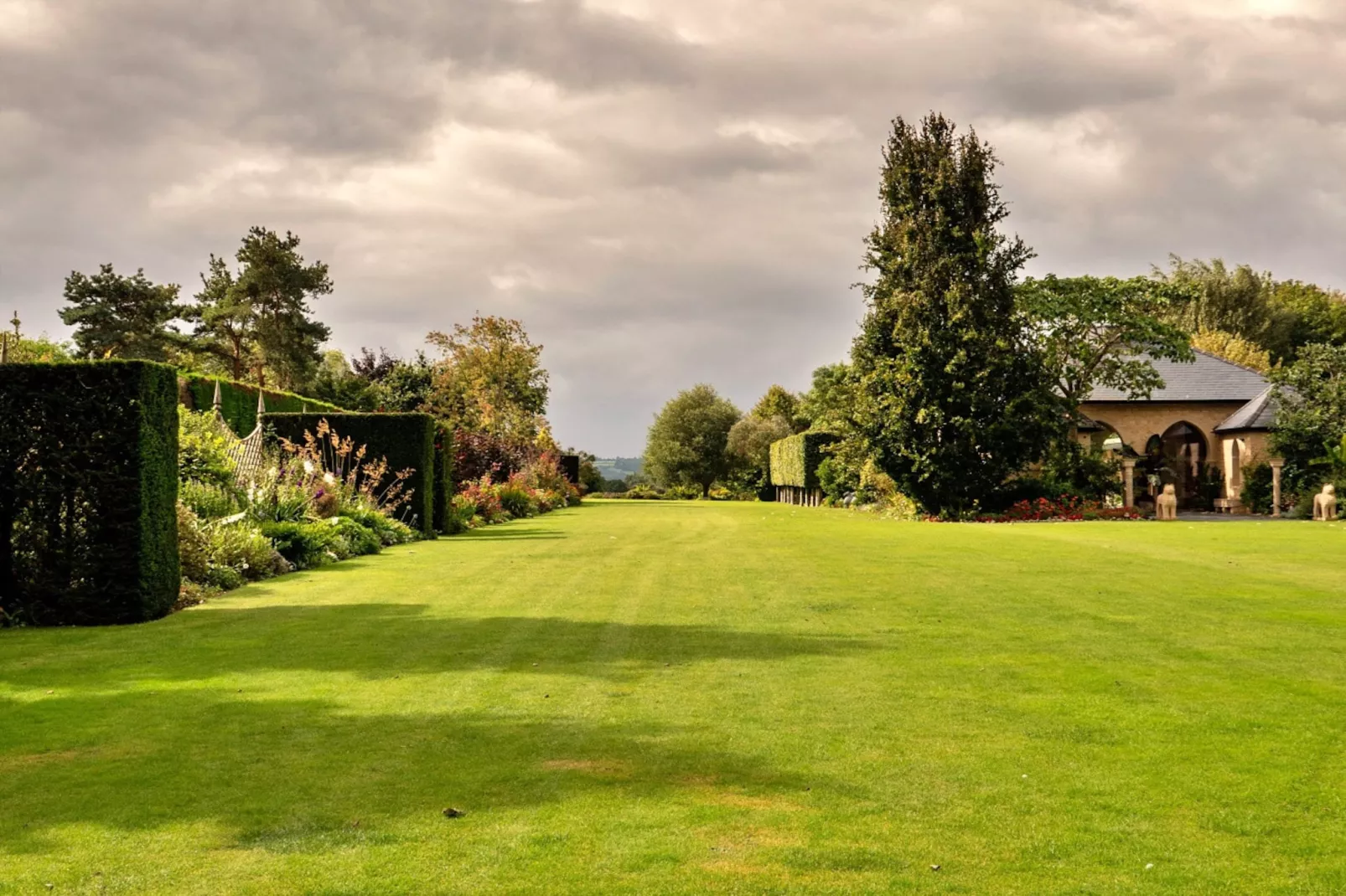 Ryeworth Cottage-Gardens summer