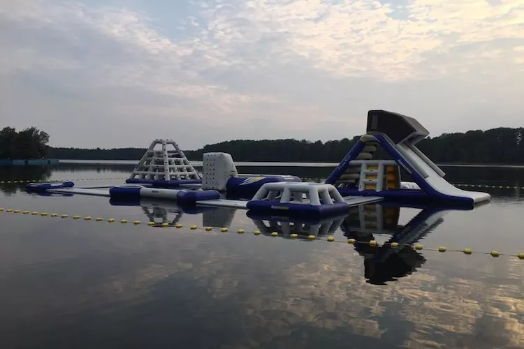 Domki wakacyjne nad jeziorem Cieszyno-Installations du parc