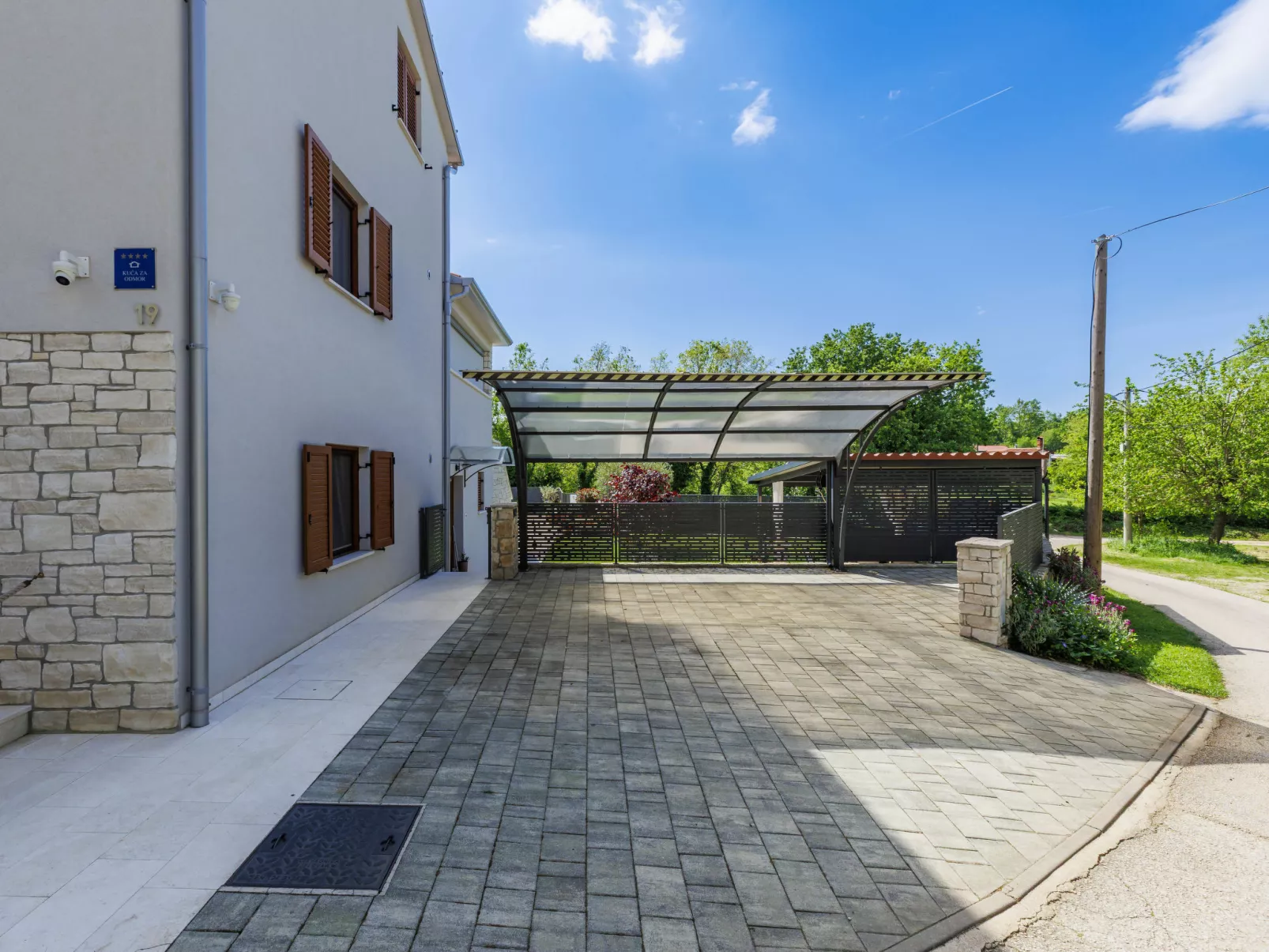 Villa Lora-Draußen