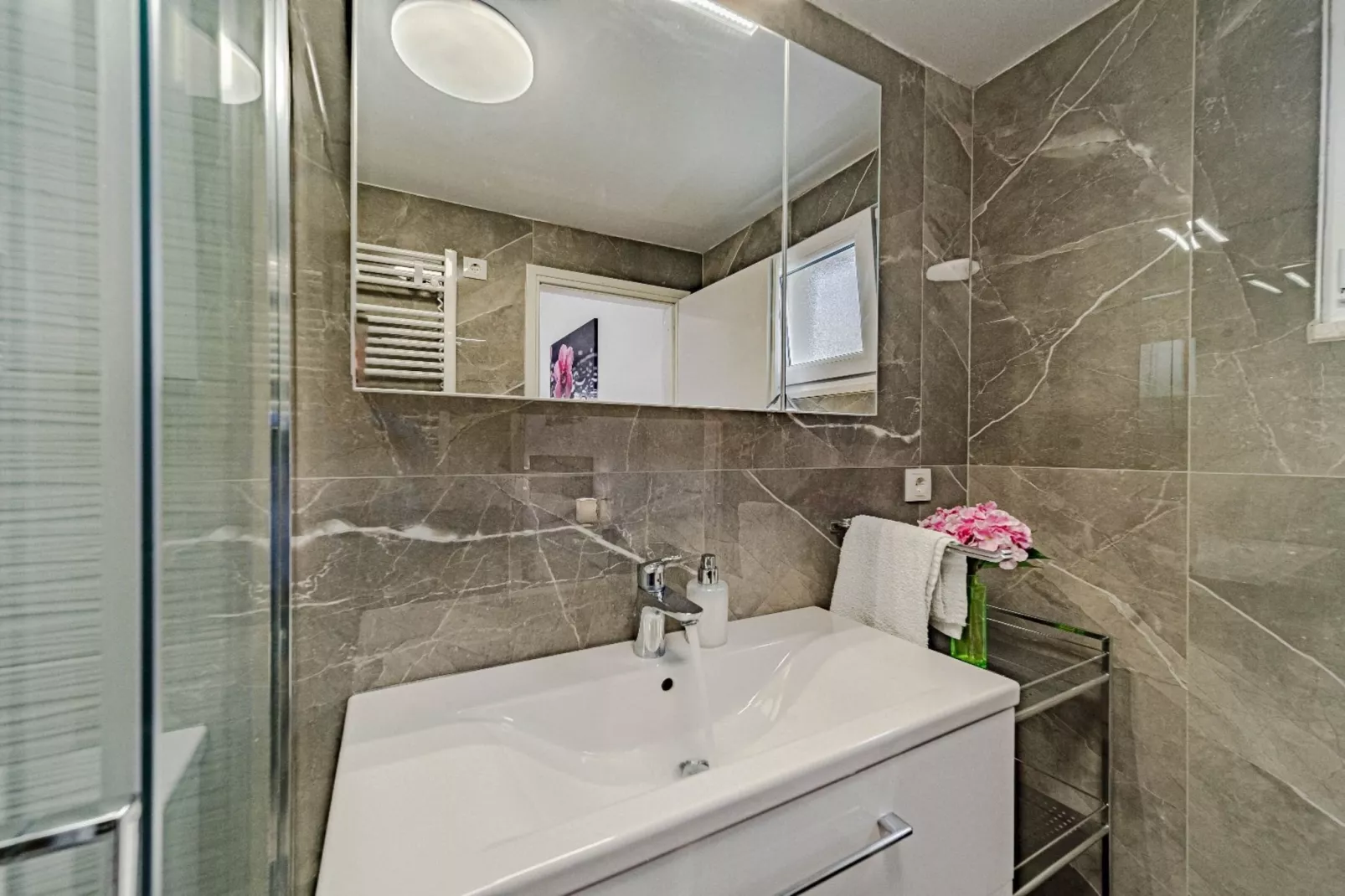 Stone House Blaca - Two Bedroom Stone House with Terrace and Sea View-Bathroom