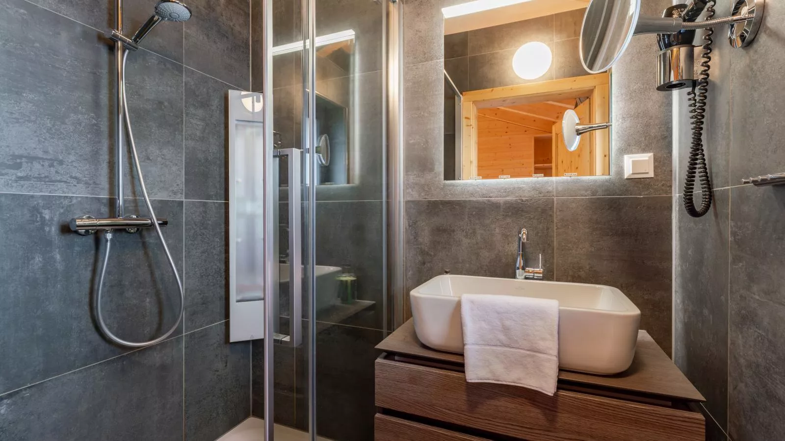 Alpina Lodge-Bathroom
