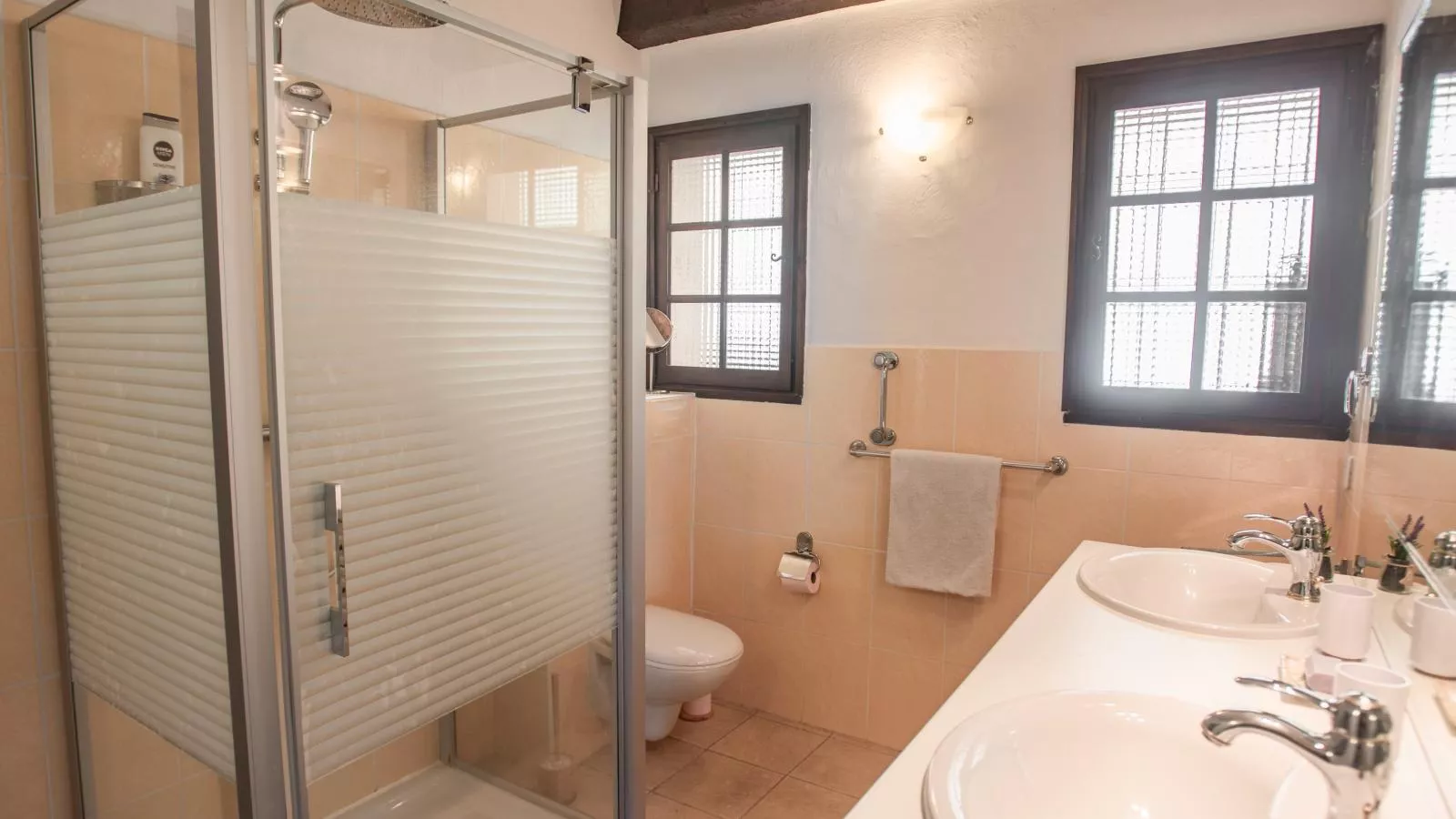 Entre les vignes-Bathroom