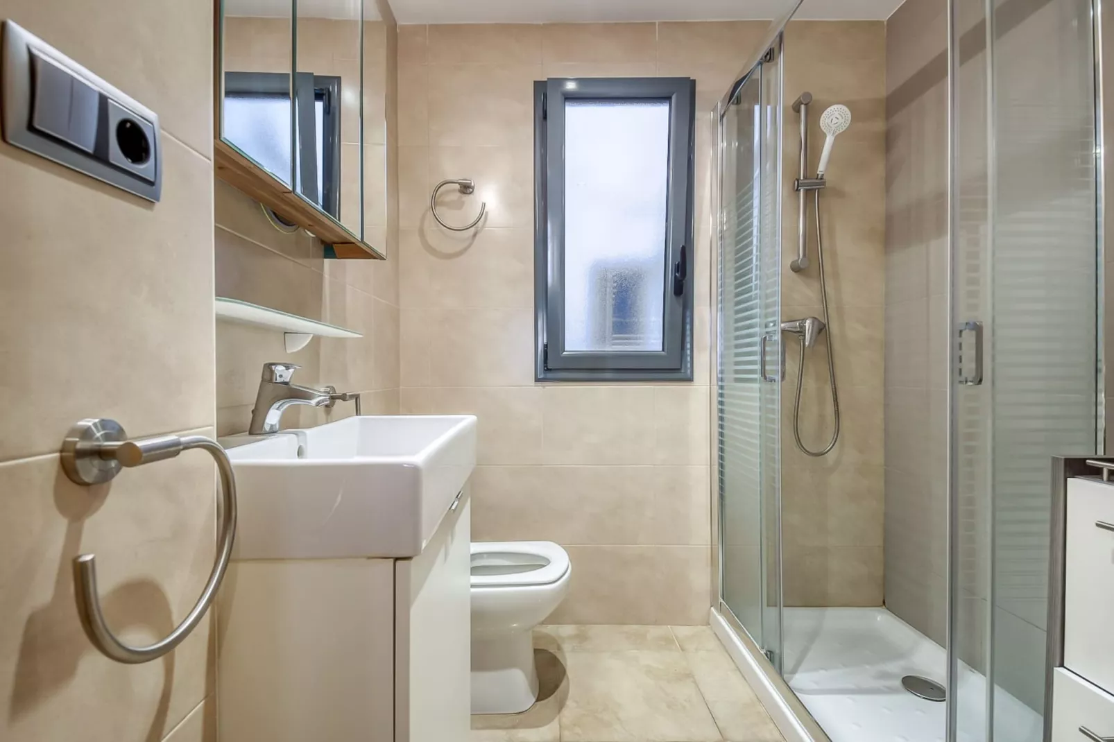 P.C. MESTRAL 1  1 Roses-Bathroom