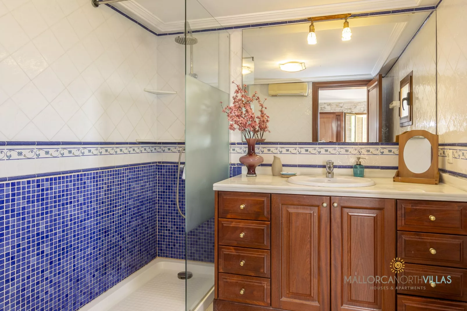 Villa Alejandra con piscina privada y gran jardín-Salle de bain