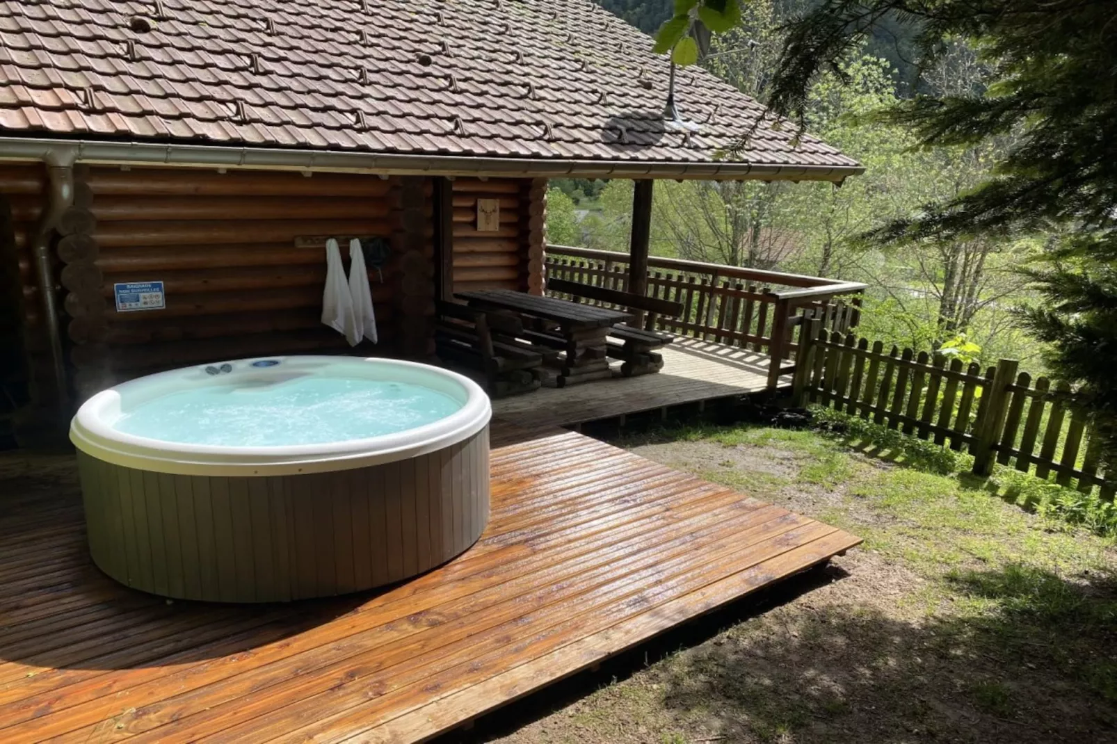 LE GRAND CERF  Chalet en rondins avec SPA Jacuzzi-Außenbereich